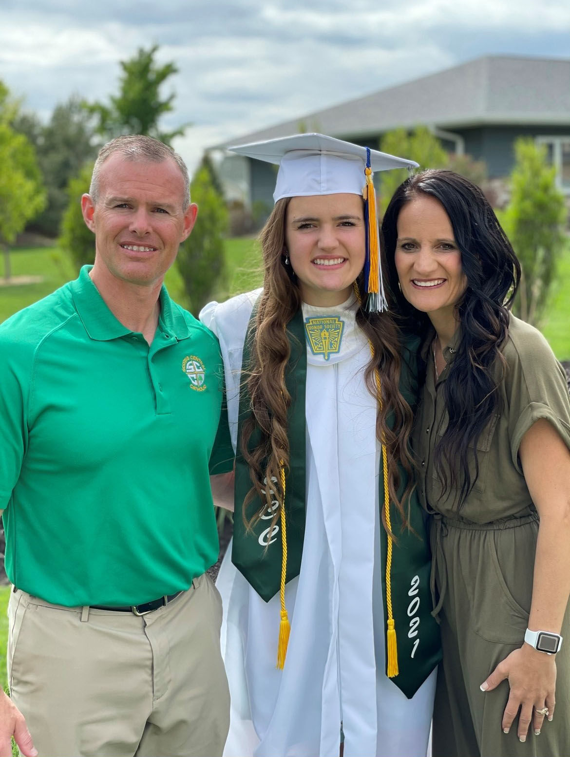 Camille Pelan graduation w parents